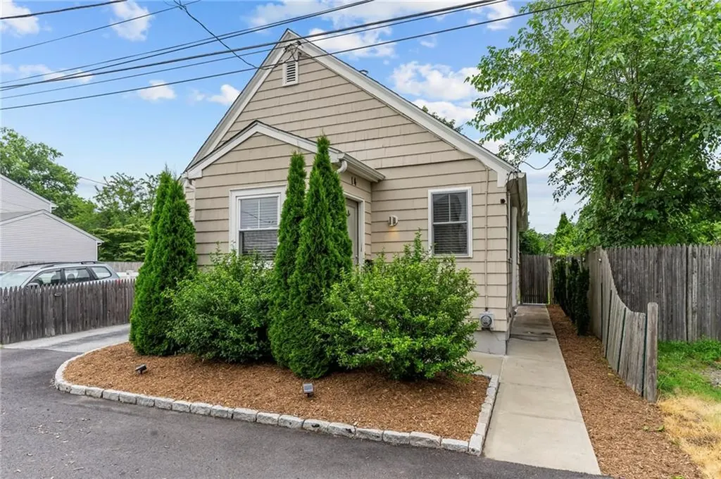 14 Cooke Place Warwick RI 02888