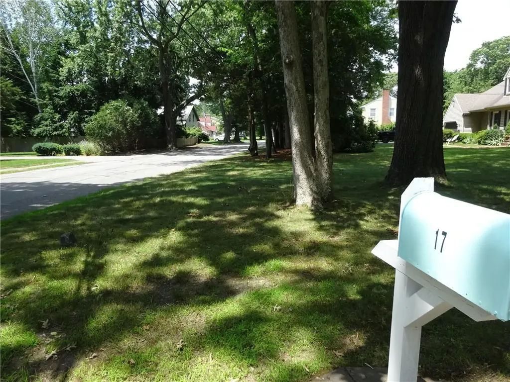 17 Lamson Road Barrington RI 02806