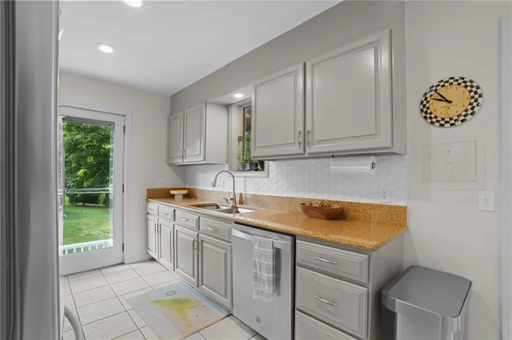 49 Riverside Drive Barrington RI 02806