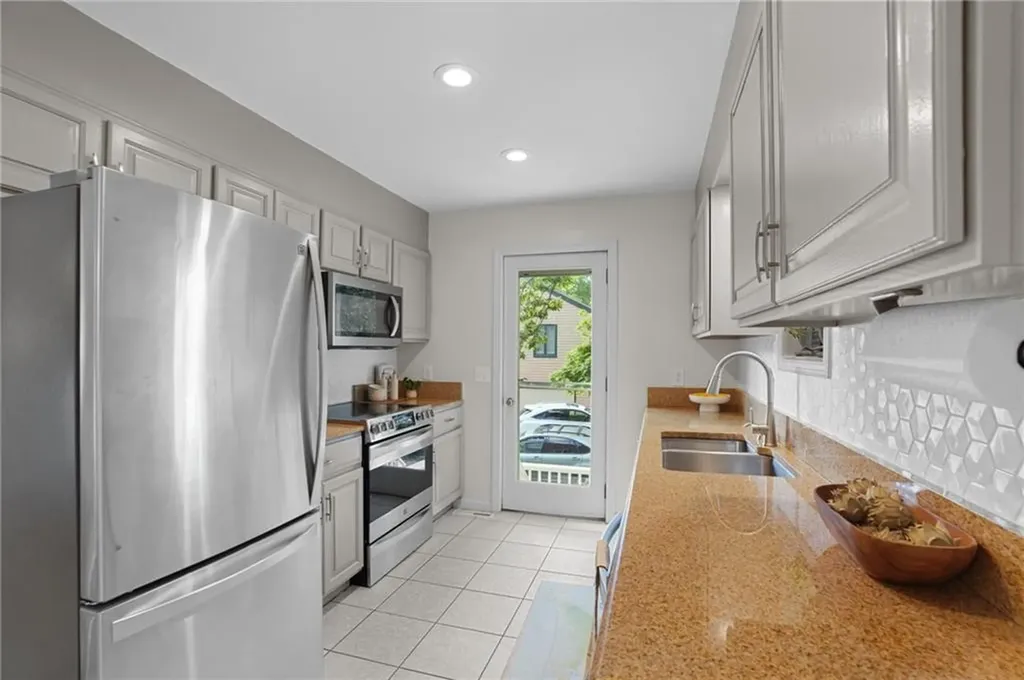 49 Riverside Drive Barrington RI 02806
