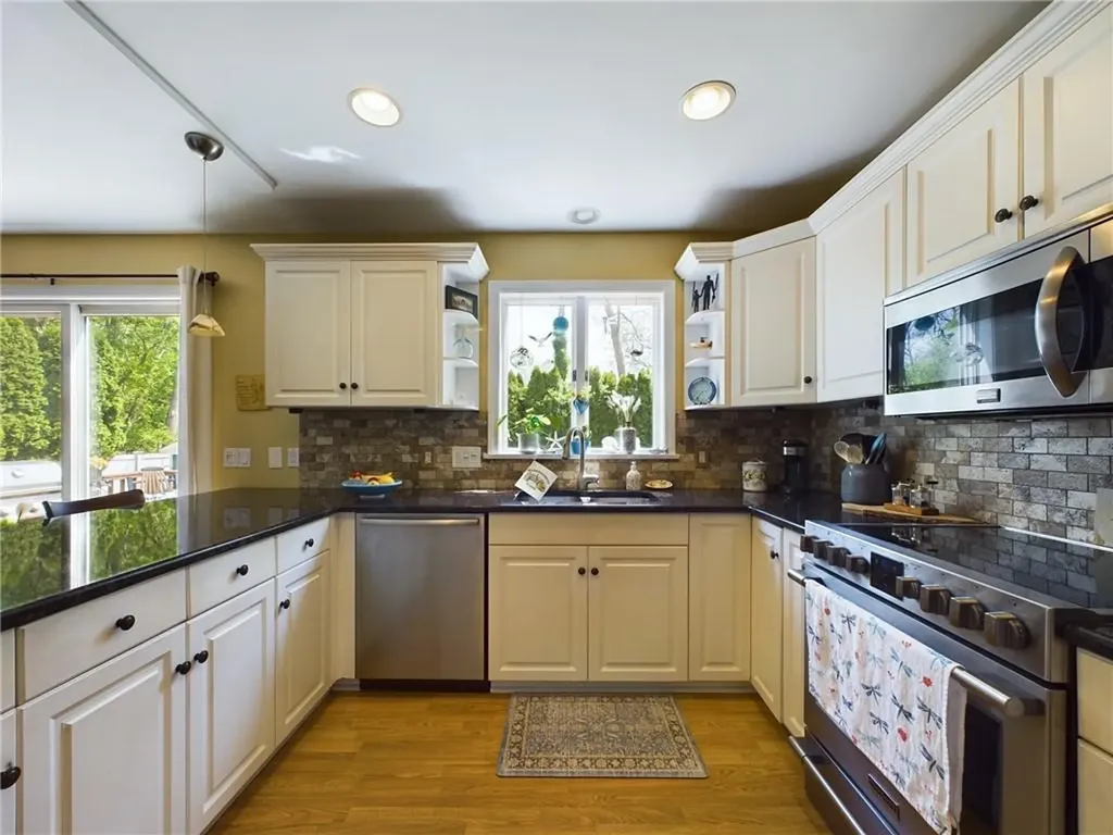 46 Pleasant Avenue Narragansett RI 02882