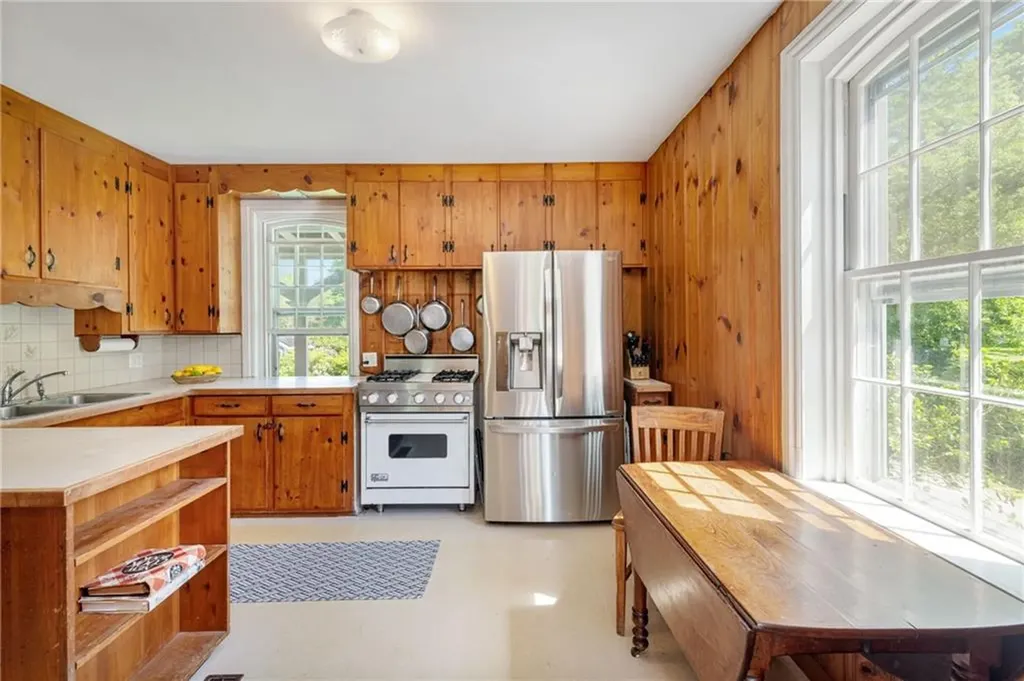 624 Maple Avenue Barrington RI 02806