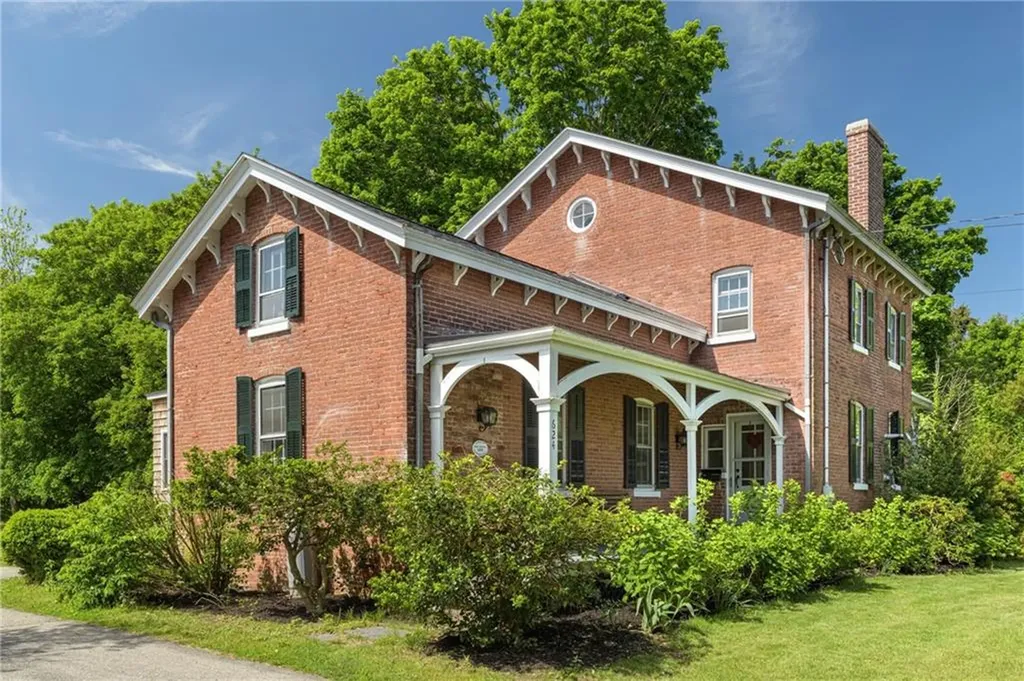624 Maple Avenue Barrington RI 02806