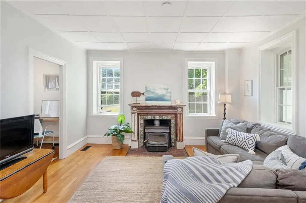 624 Maple Avenue Barrington RI 02806