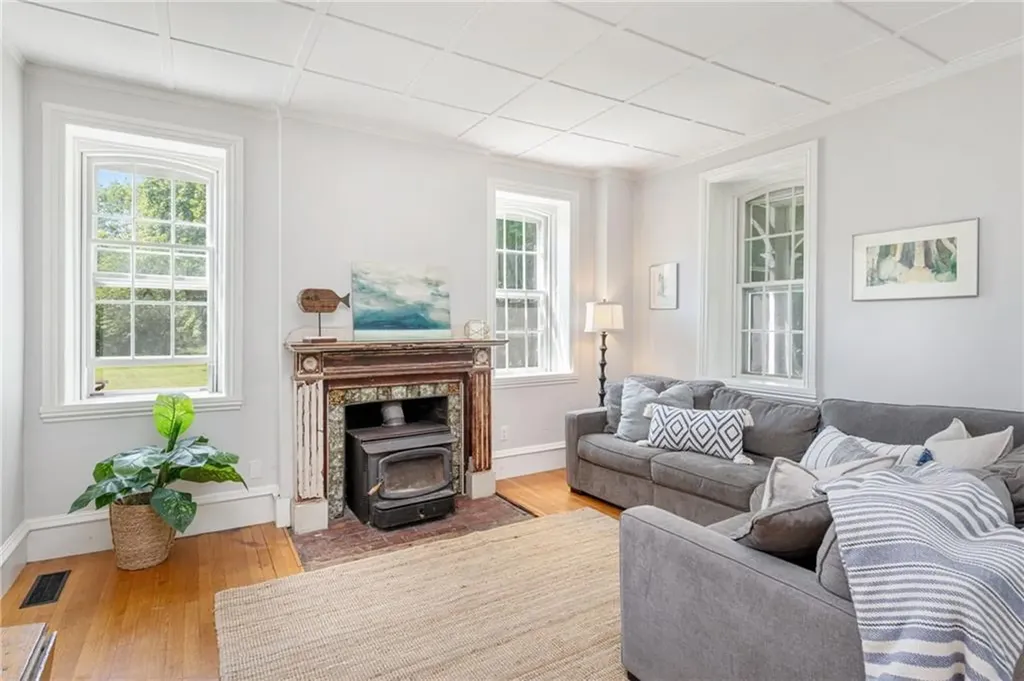 624 Maple Avenue Barrington RI 02806