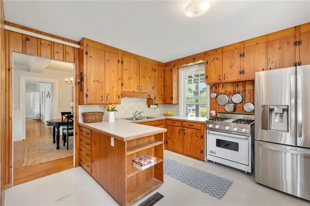 624 Maple Avenue Barrington RI 02806