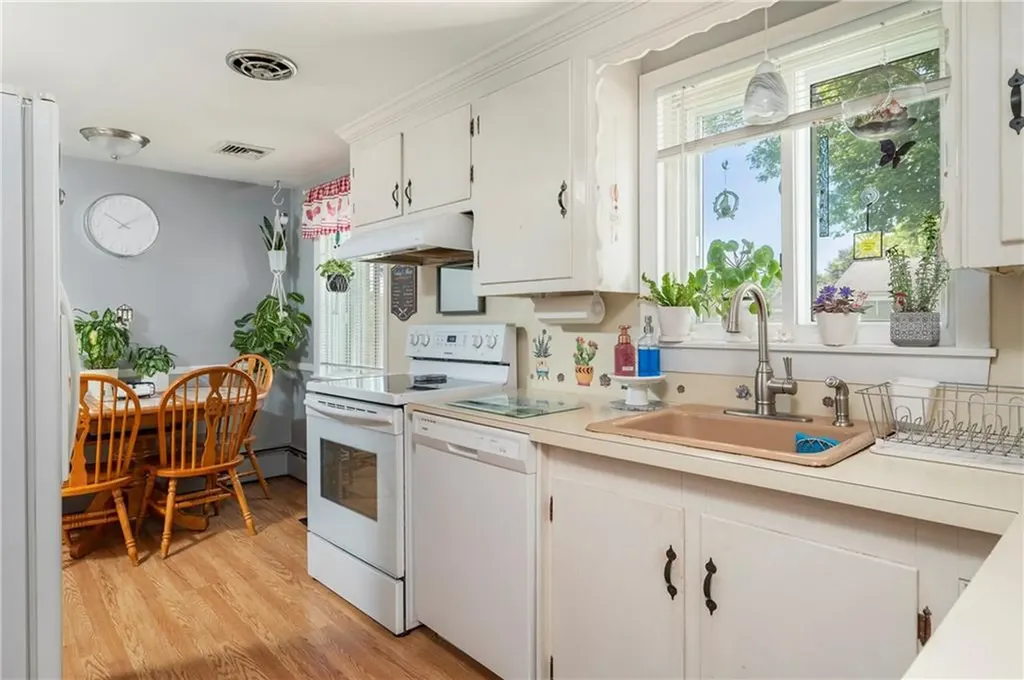12 Commodore Avenue Warwick RI 02888