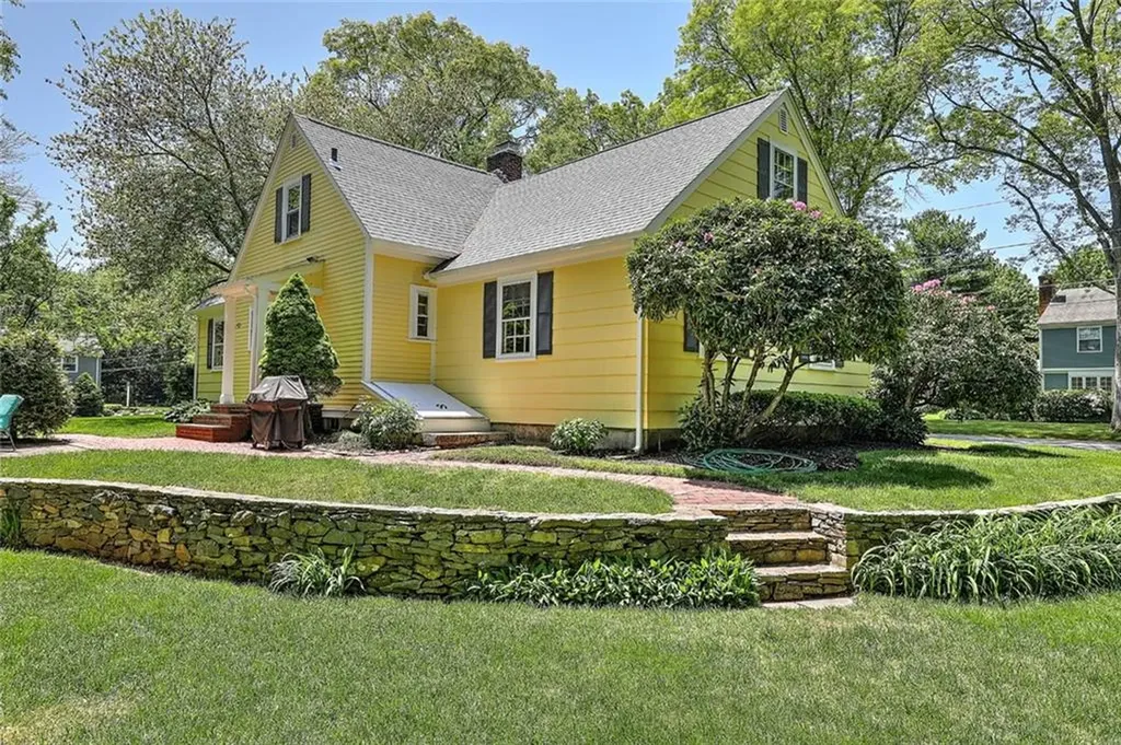 20 Winthrop Drive Barrington RI 02806