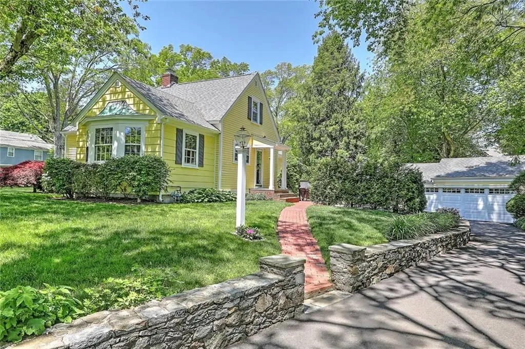 20 Winthrop Drive Barrington RI 02806