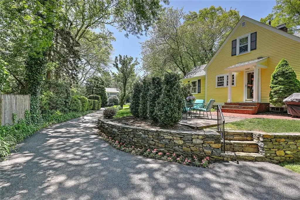 20 Winthrop Drive Barrington RI 02806
