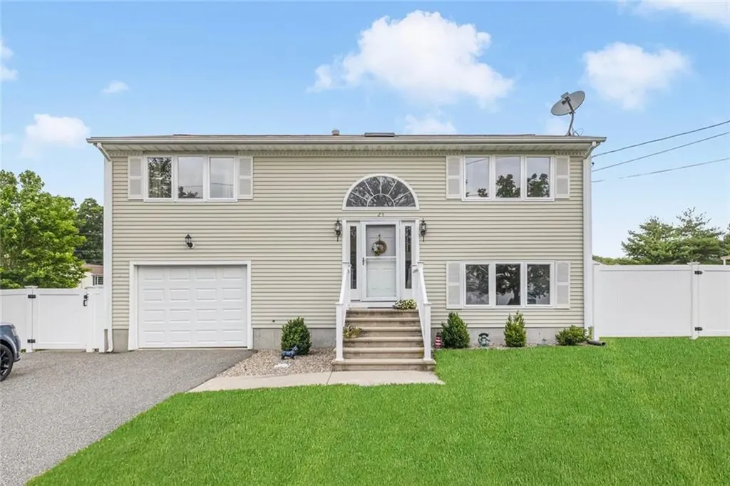 23 Hamlet Court Bristol RI 02809
