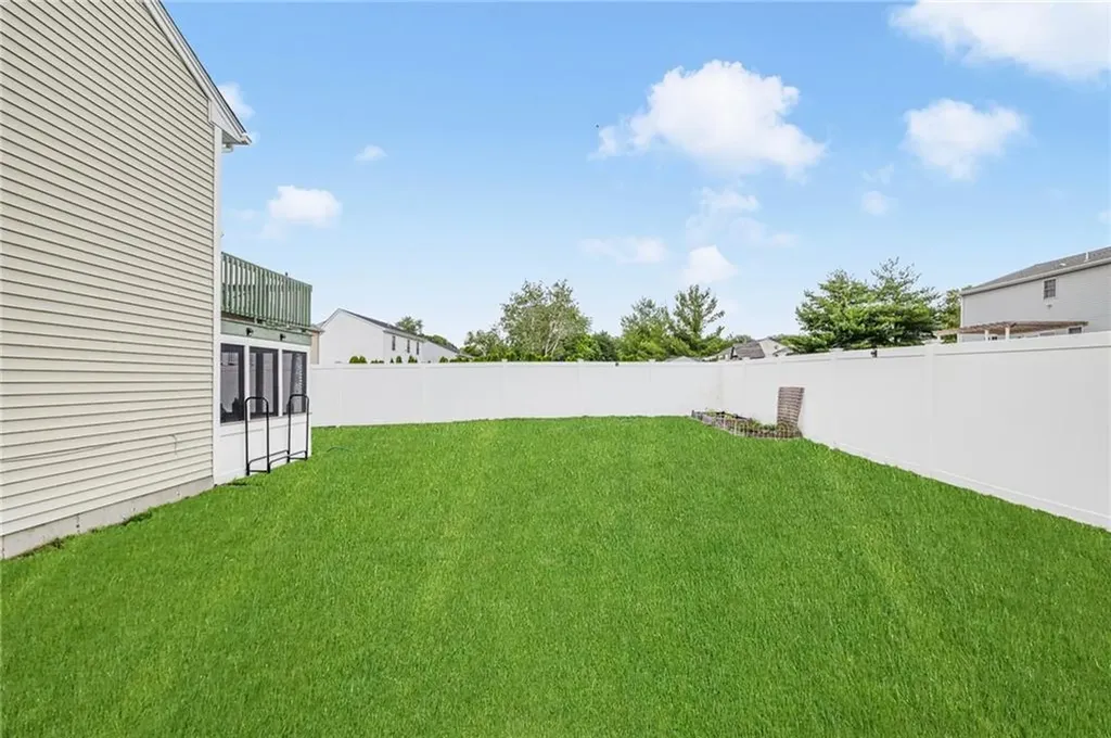 23 Hamlet Court Bristol RI 02809