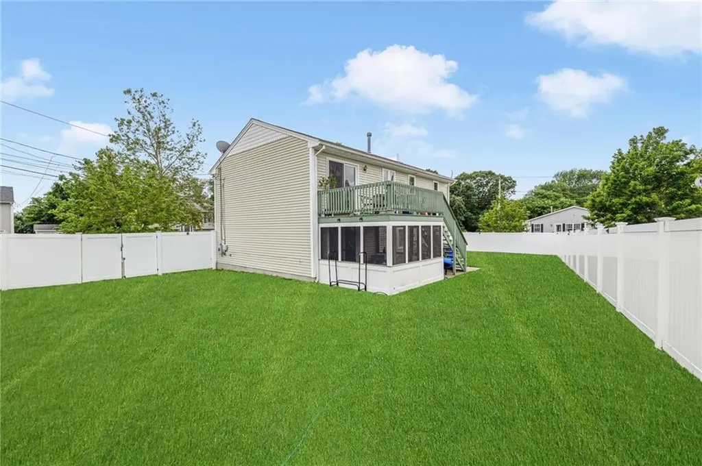 23 Hamlet Court Bristol RI 02809