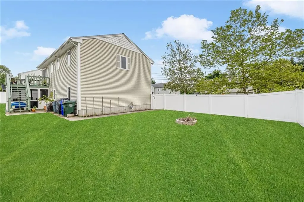 23 Hamlet Court Bristol RI 02809