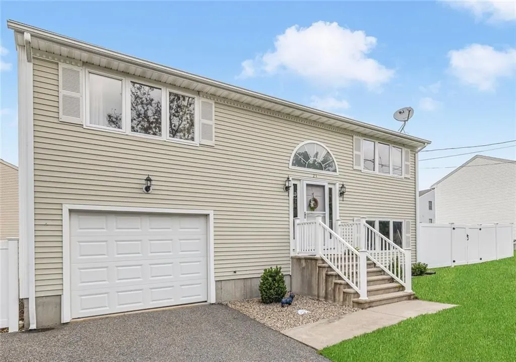 23 Hamlet Court Bristol RI 02809
