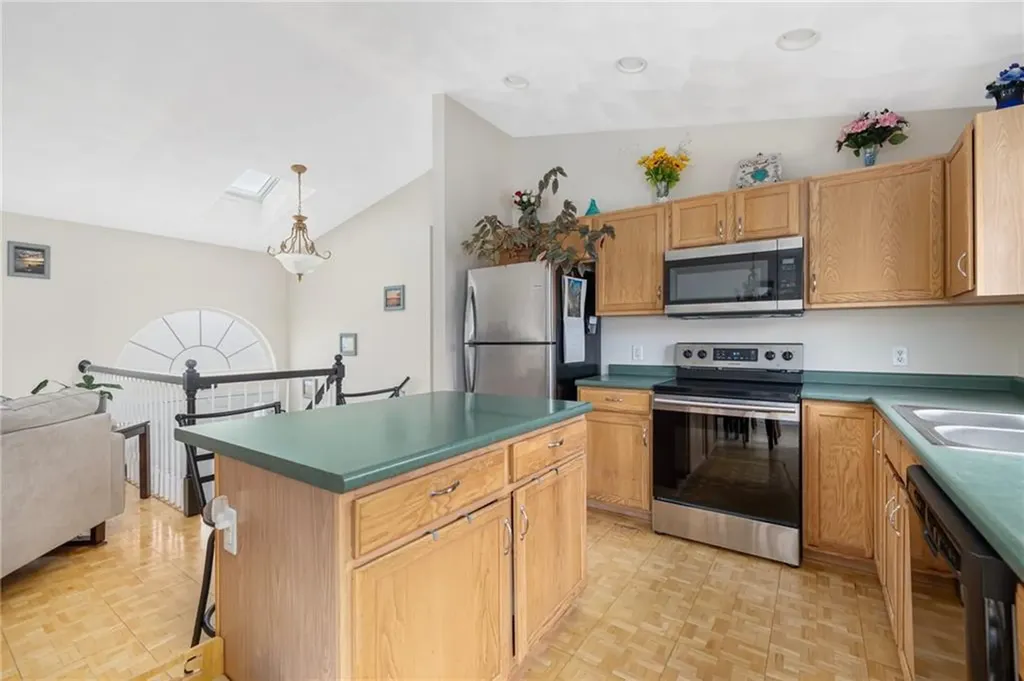 23 Hamlet Court Bristol RI 02809