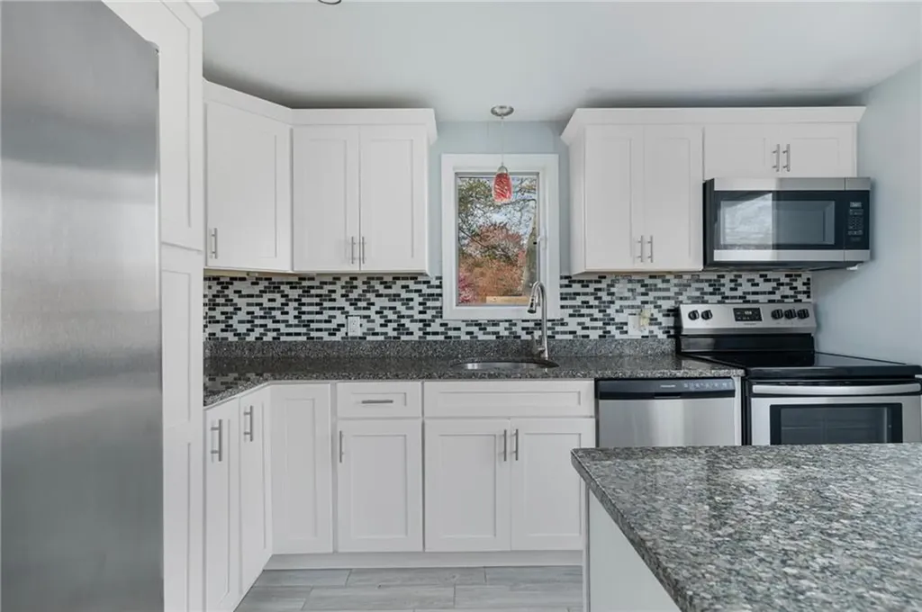 15 Columbia Avenue Coventry RI 02816