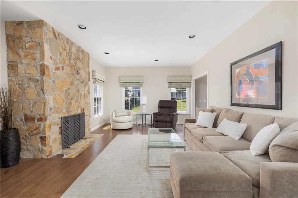 250 Larchwood Drive Warwick RI 02886