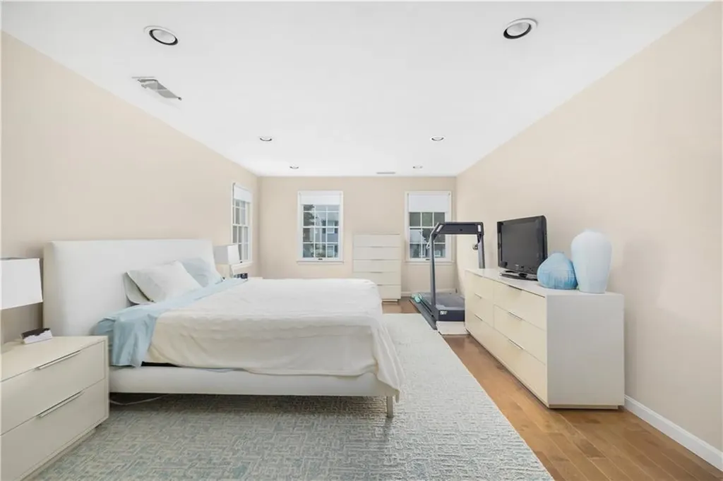 250 Larchwood Drive Warwick RI 02886