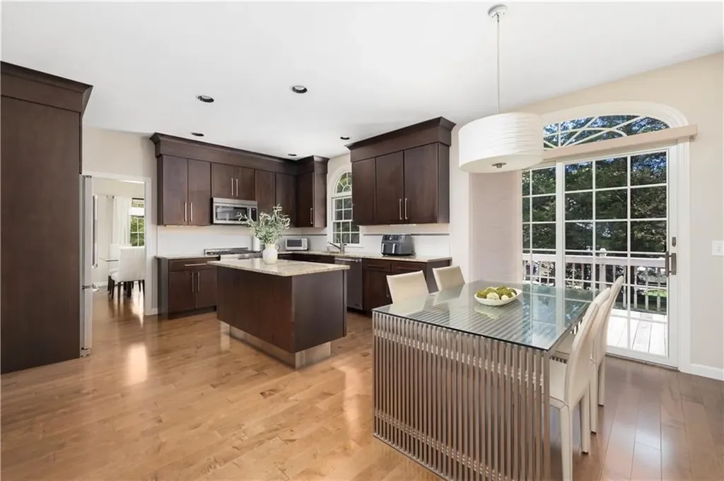 250 Larchwood Drive Warwick RI 02886