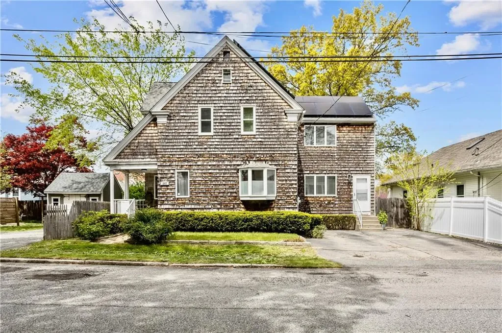 207 Lafayette Street Pawtucket RI 02860