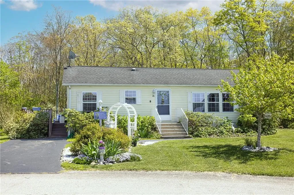 26 Blackbird Court Tiverton RI 02878