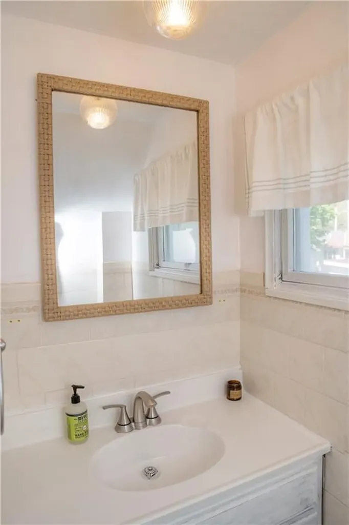 132 Uncas Street Warwick RI 02889
