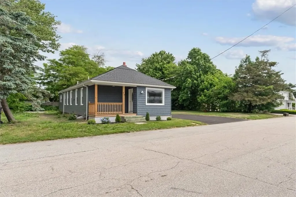 17 Bellevue Avenue Warwick RI 02888