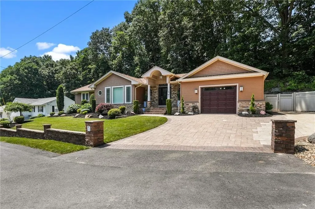 16 Evergreen Parkway North Providence RI 02904