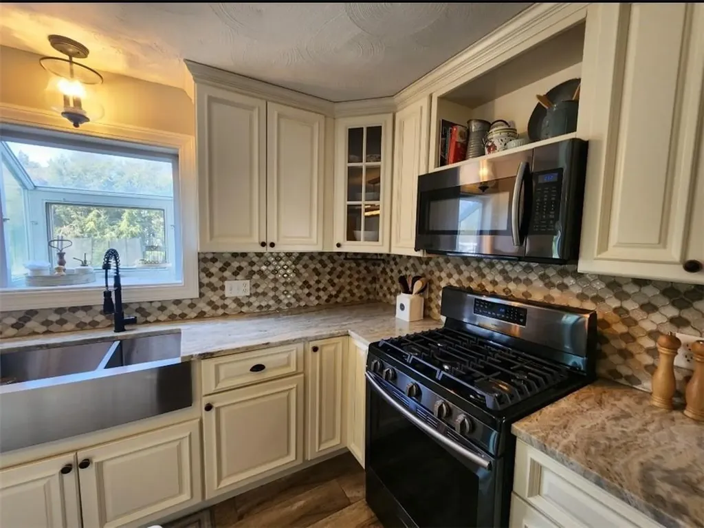 15 Ann Court Cranston RI 02921