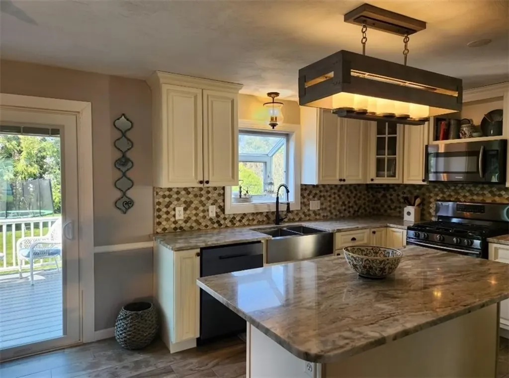 15 Ann Court Cranston RI 02921