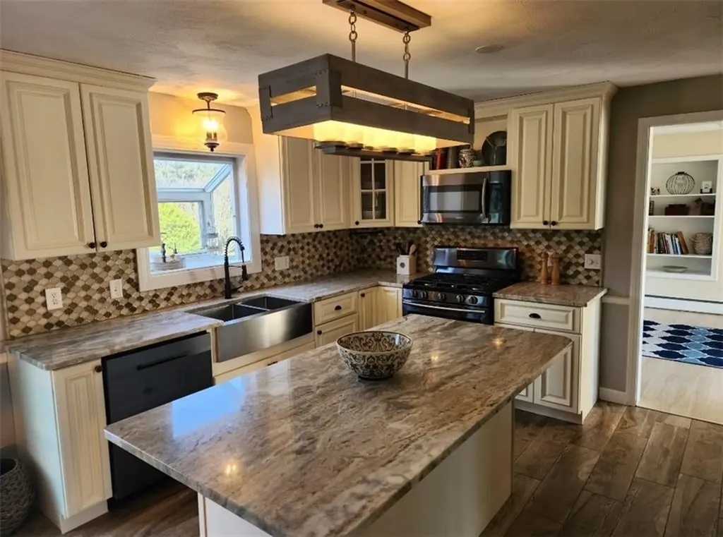 15 Ann Court Cranston RI 02921