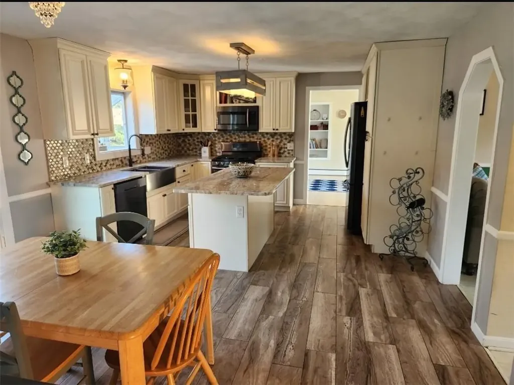 15 Ann Court Cranston RI 02921