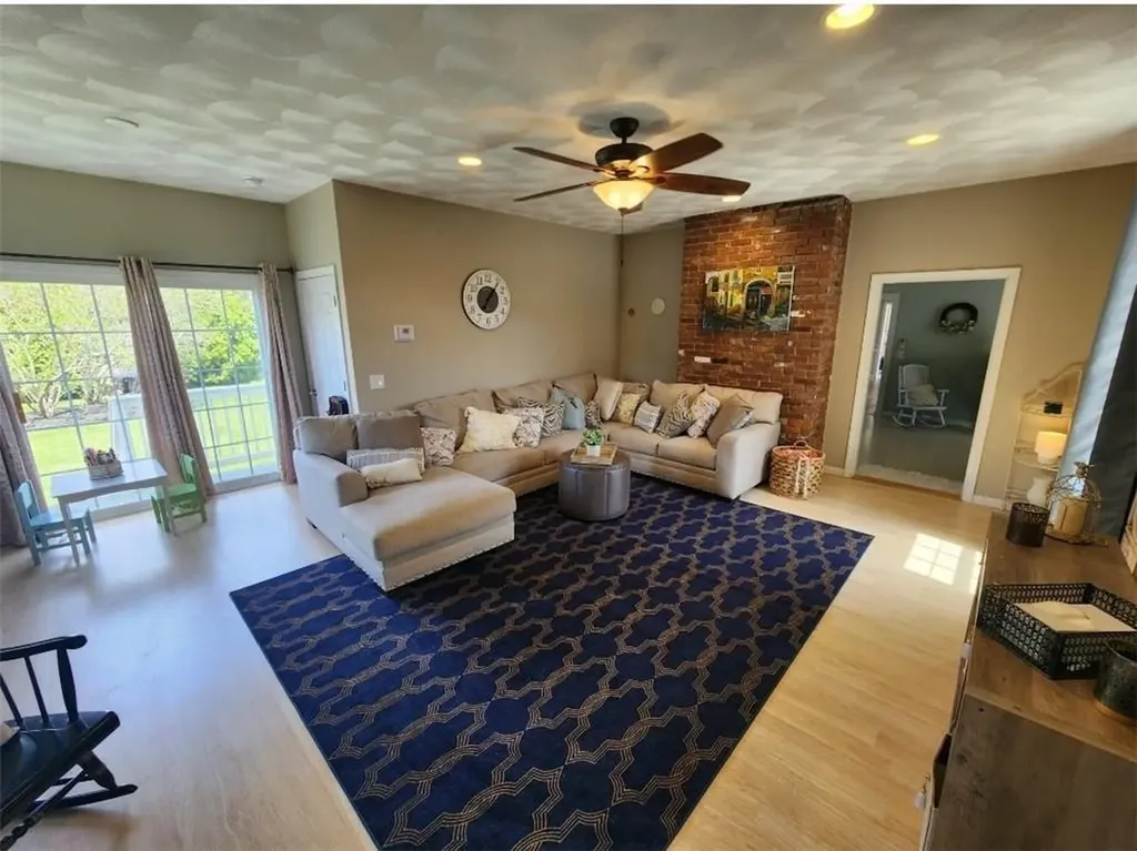 15 Ann Court Cranston RI 02921