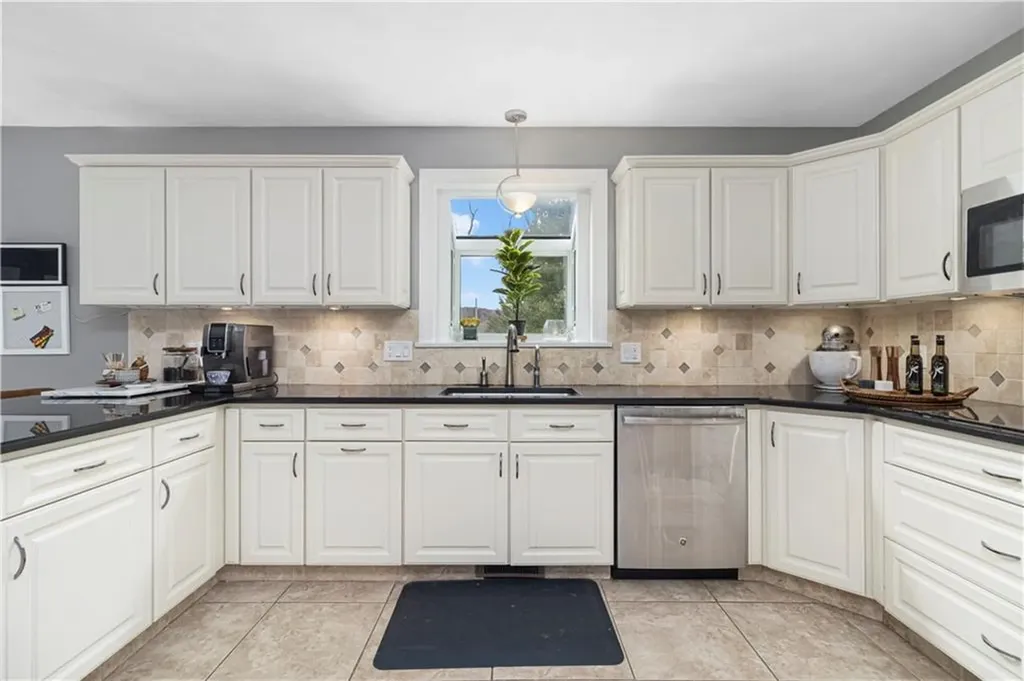85 Mollie Drive Cranston RI 02921