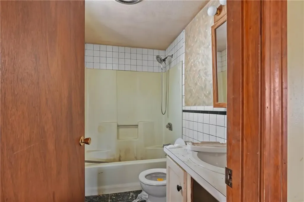 135 Lippitt Avenue Cranston RI 02921