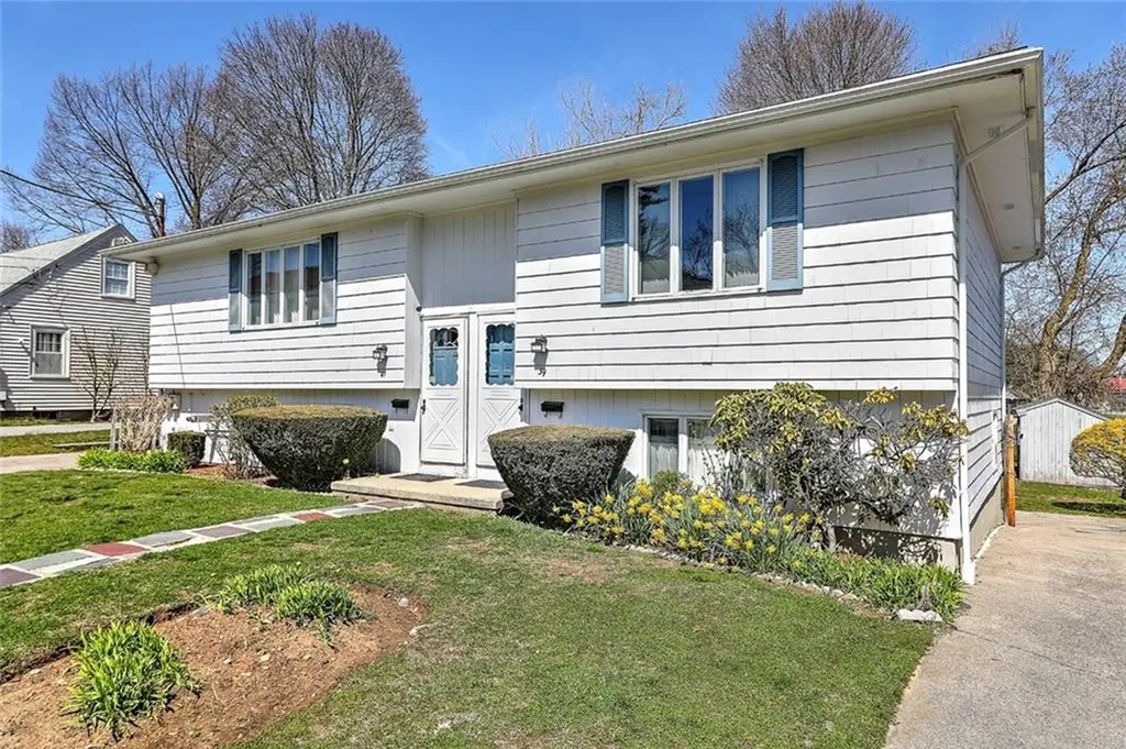 39 Santiago Street Providence RI 02907