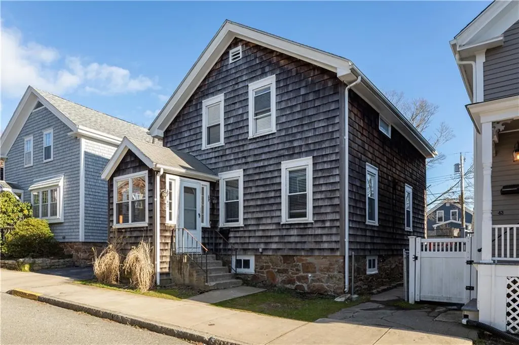 47 Dixon Street Newport RI 02840