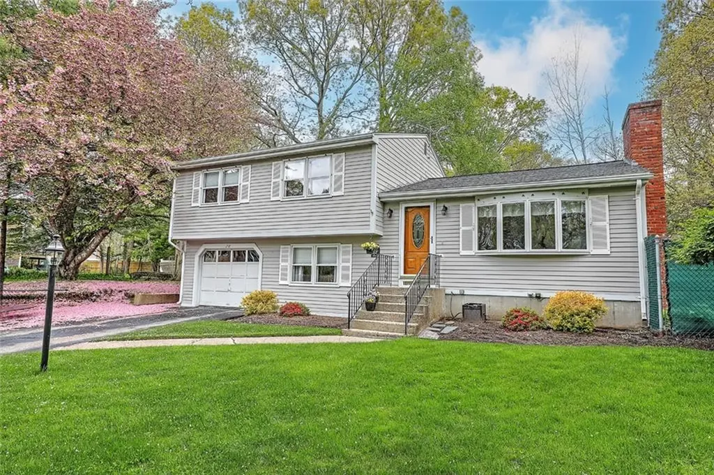 28 Columbus Avenue Barrington RI 02806