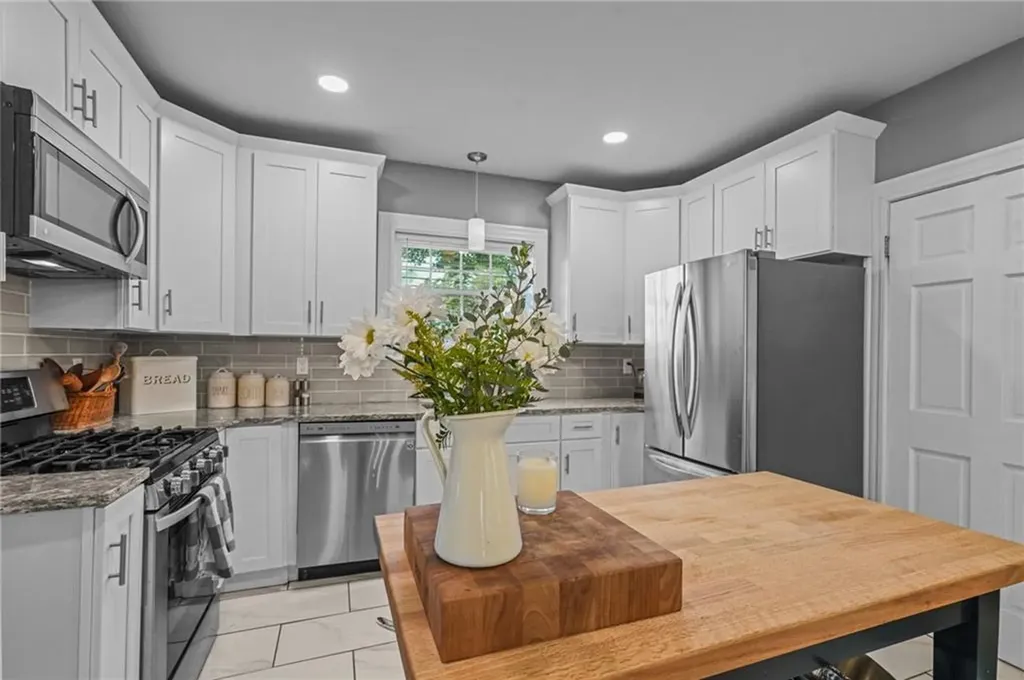 108 Pawtuxet Avenue Cranston RI 02905