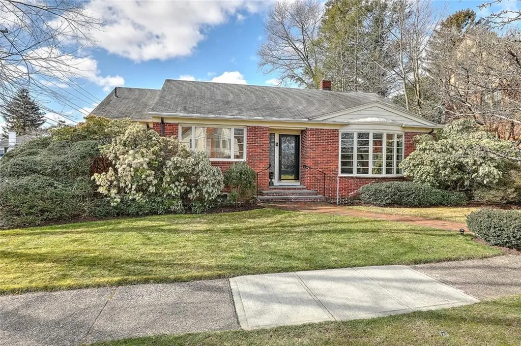 4 Kenilworth Way Pawtucket RI 02860