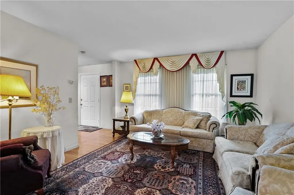 40 Bakewell Court Cranston RI 02921