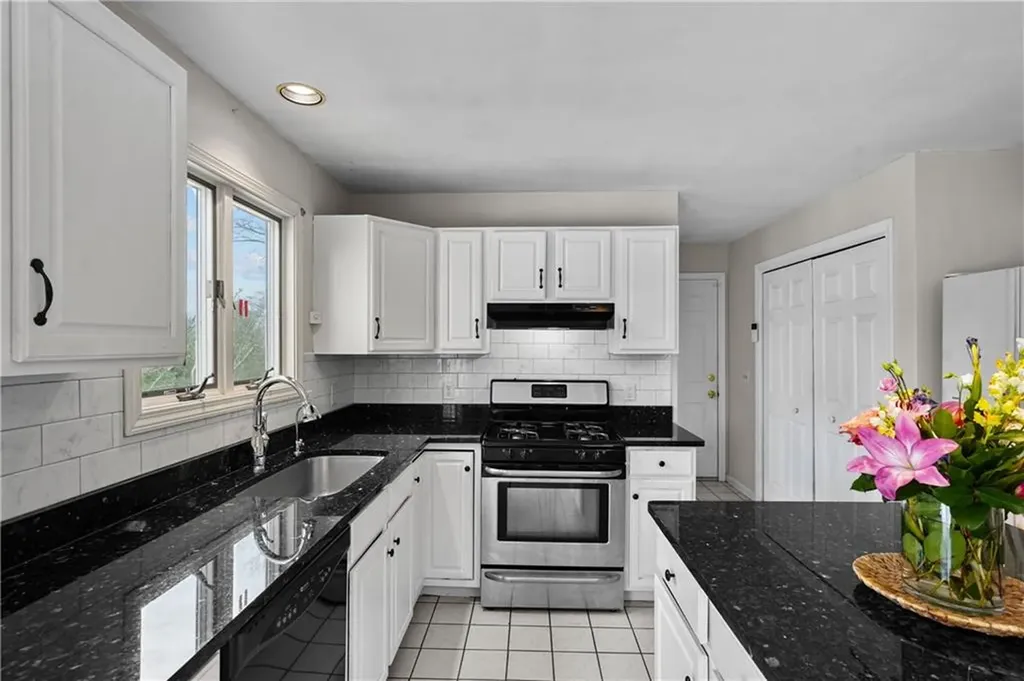 40 Bakewell Court Cranston RI 02921