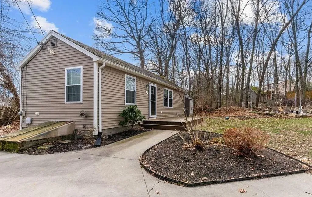 23 Willow Street Tiverton RI 02878
