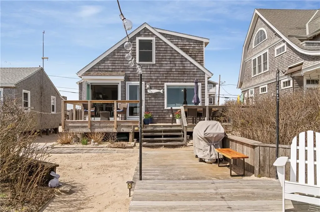 25 Beach Row Narragansett RI 02879