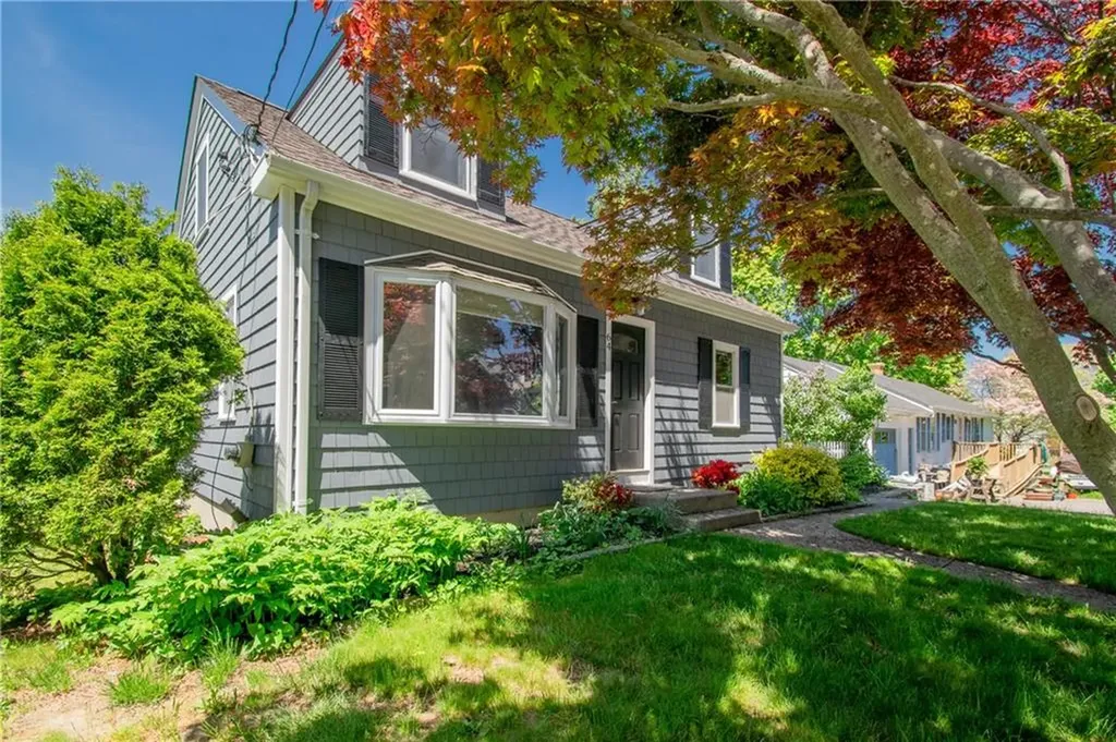 64 Holliston Avenue Portsmouth RI 02871