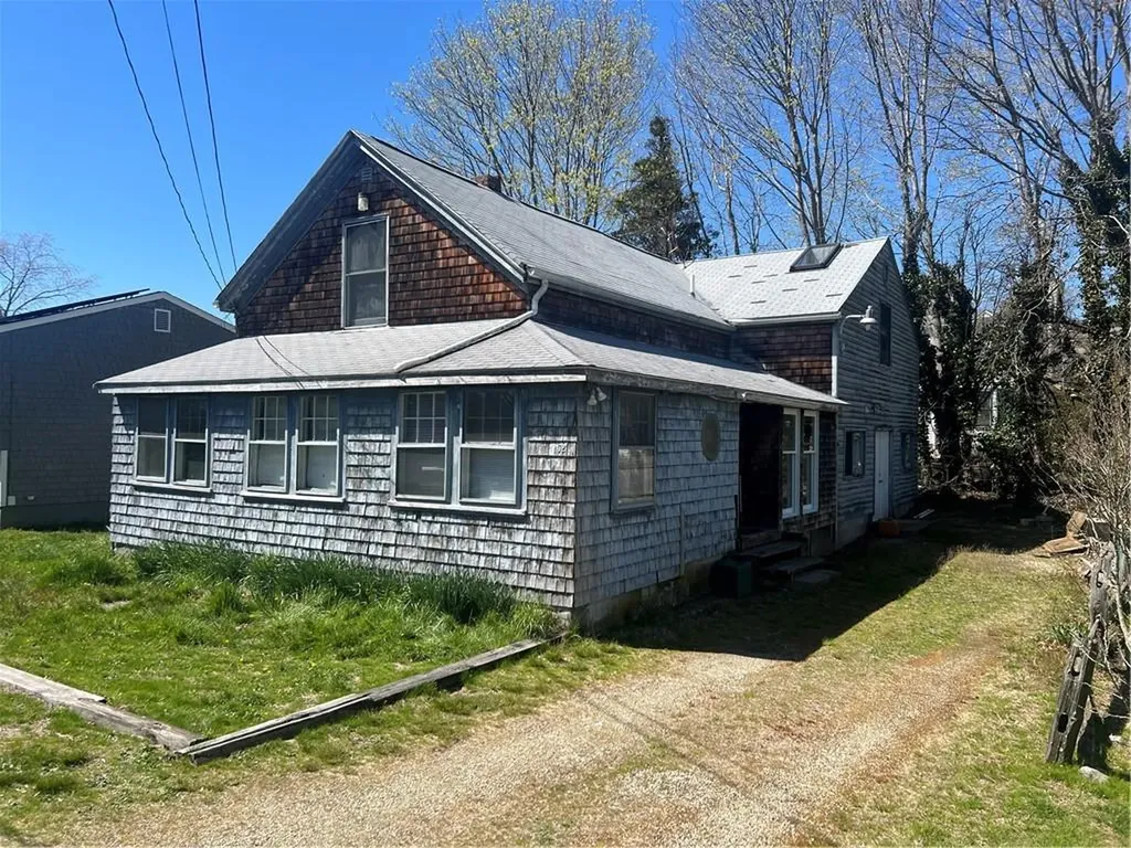 52 Lakeville Avenue Portsmouth RI 02871
