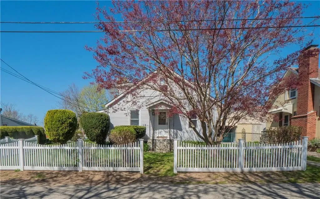 82 Mason Avenue Portsmouth RI 02871