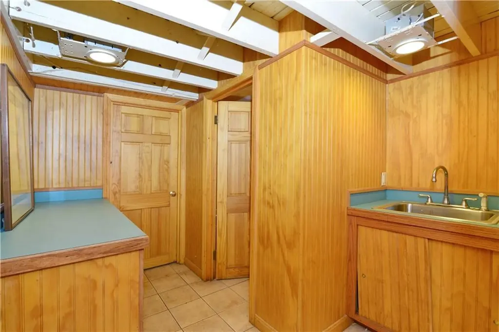 72 East Main Road Middletown RI 02842