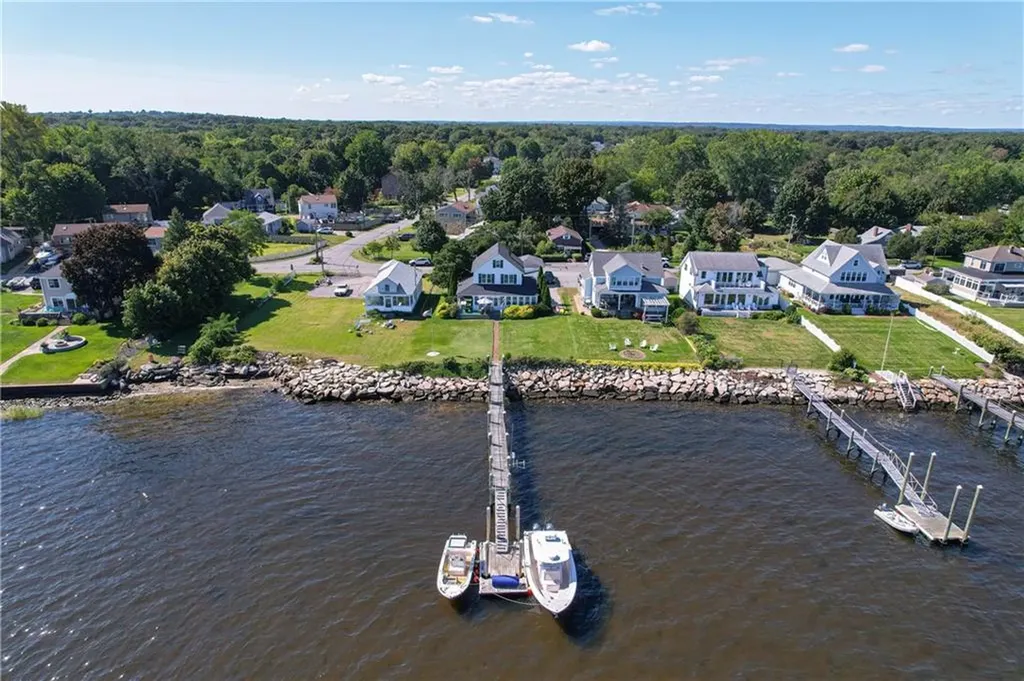 92 Shawomet Avenue Warwick RI 02889